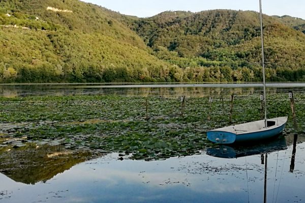 Boat in the lake huawei p9