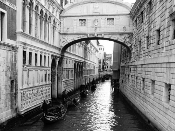 Gondolas in a row huawei p9